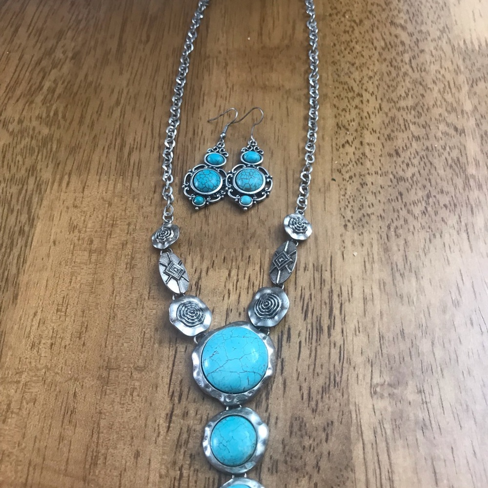Beautiful blue color necklace